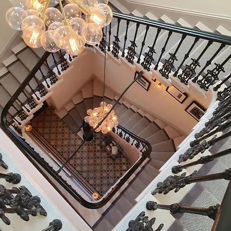 6 Rowntree House