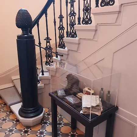 6 Rowntree House *